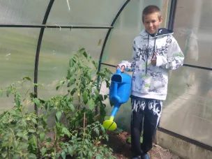 "Руки у парнишки умелые, в сердце доброе" - так говорят о Максиме женщины-ветераны